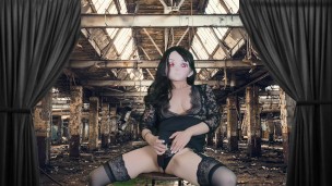 HENTAI Aibu。廃墟。セクシーな衣装。座って電動バイブでオナニー。